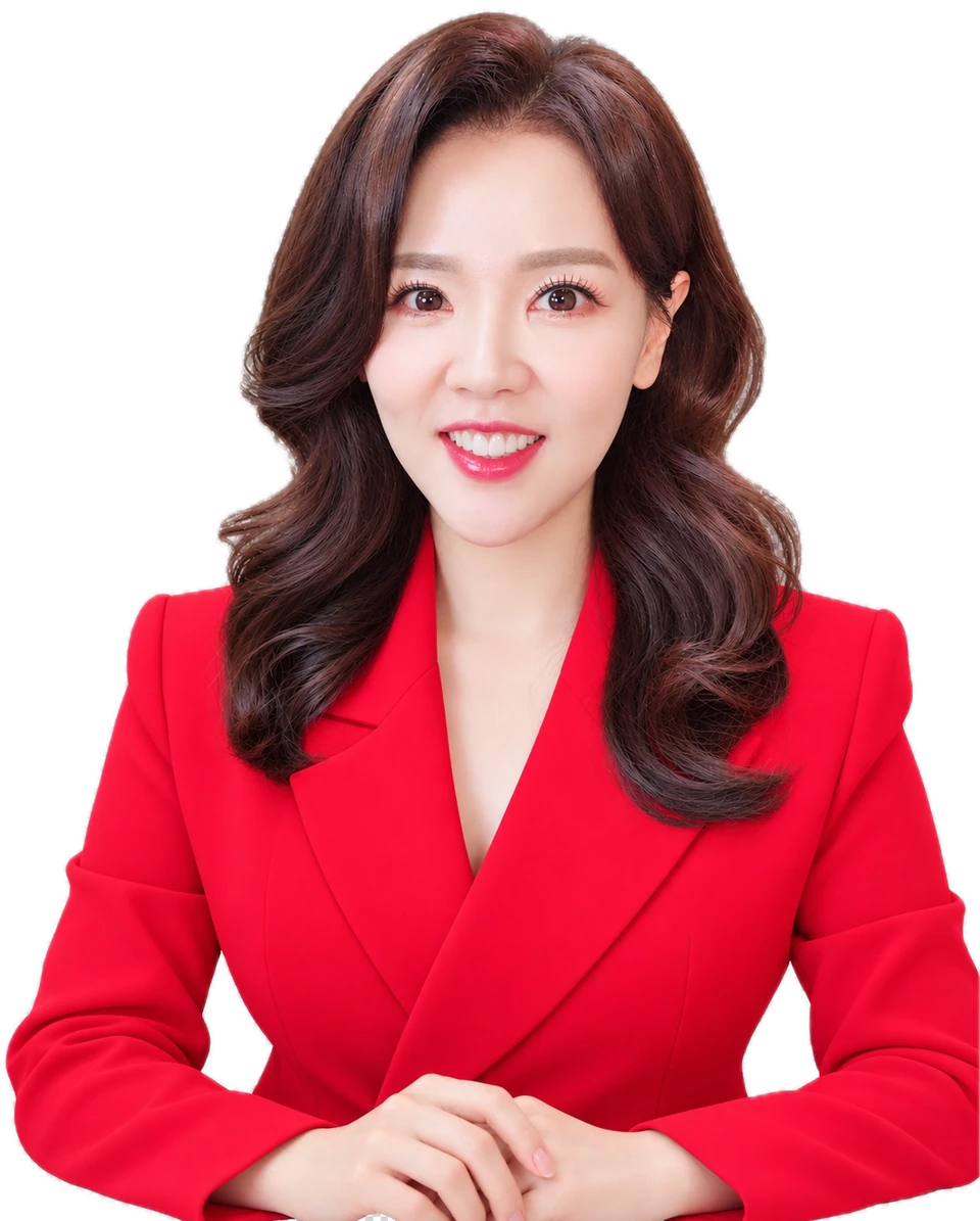 빨간 정장 차림으로 미소 짓는 인류의지혜 이현실 대표강사
