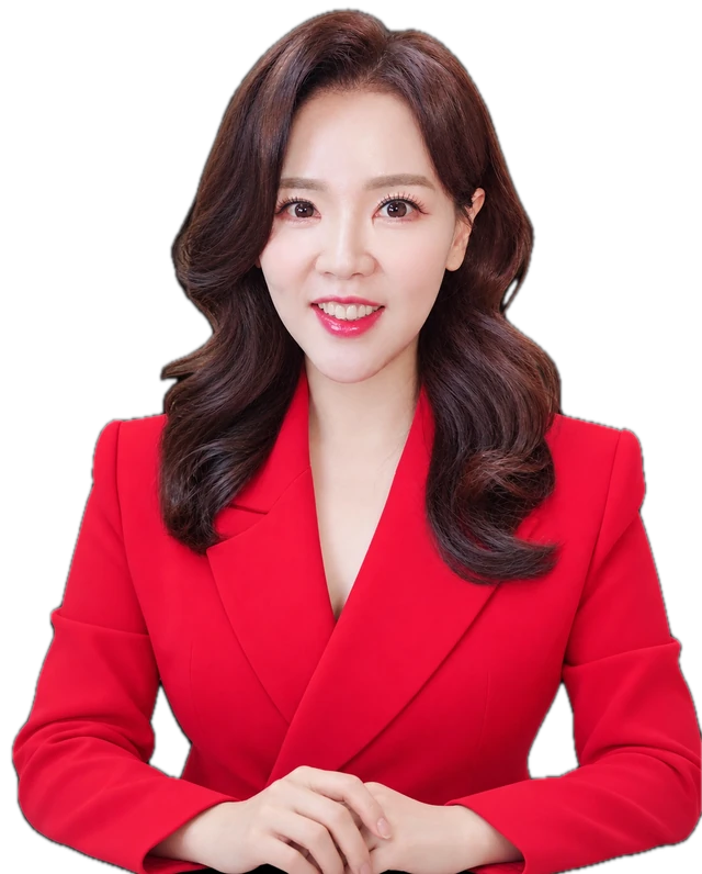 붉은 재킷을 입고 미소 짓는 이현실 대표강사