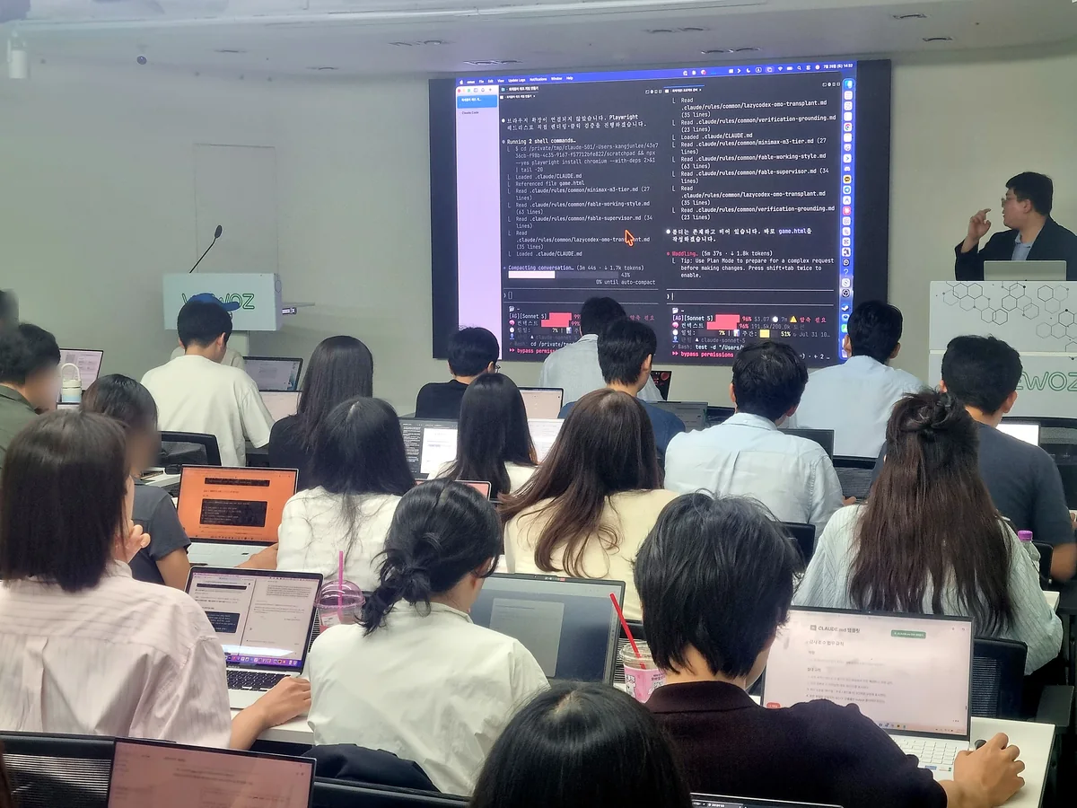AI 에이전트 실습 강의에서 화면을 띄워 설명하는 이강준 수석강사와 노트북으로 따라 하는 교육생들
