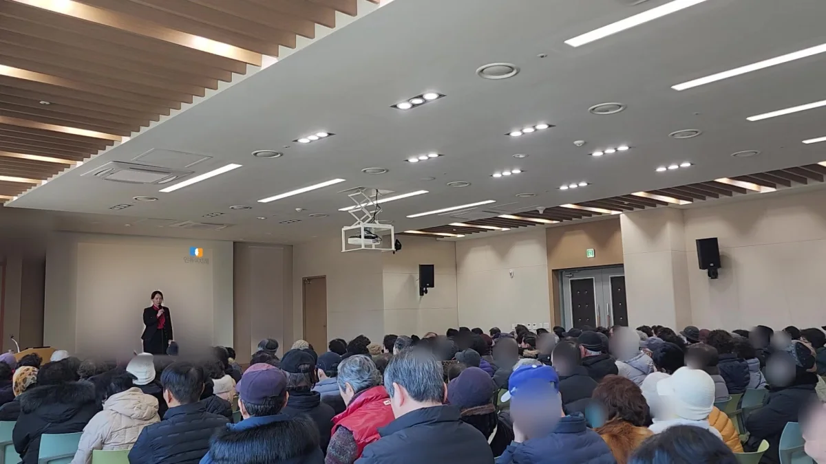 청중이 가득 찬 강당에서 강의하는 이현실 대표강사