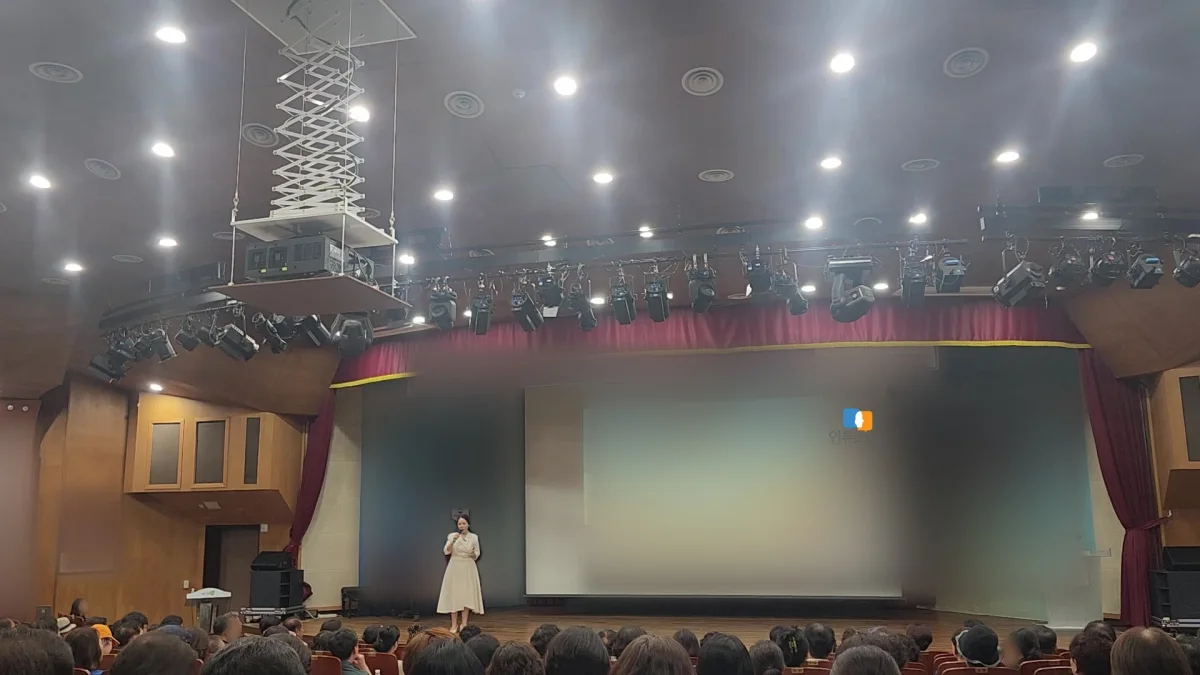 조명 무대가 있는 대강당에서 강의하는 이현실 대표강사