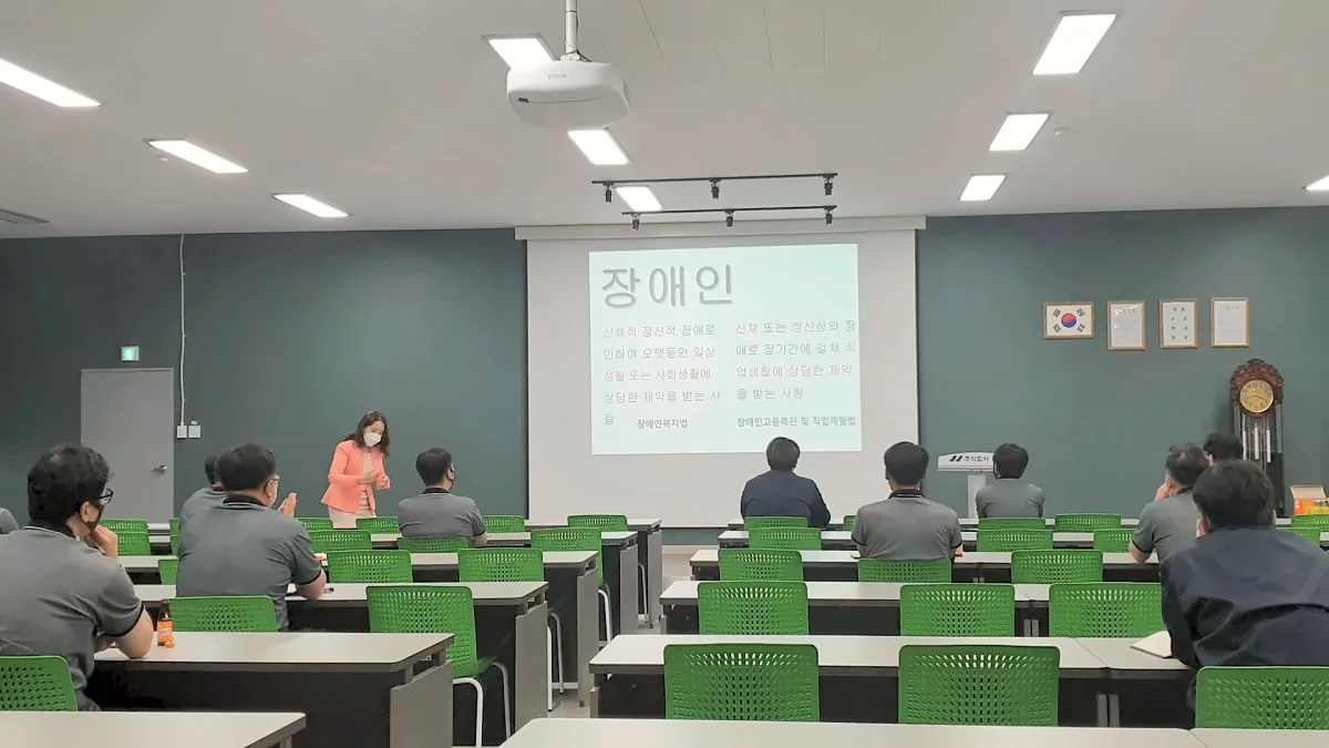 장애인 인식개선 교육장에서 교육생 사이를 오가며 강의하는 이현실 대표강사