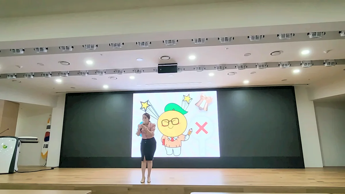OX 퀴즈 화면 앞 무대에서 강의하는 이현실 대표강사